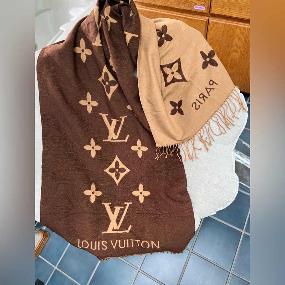 Louis Vuitton cashmere scarf/wrap with double face